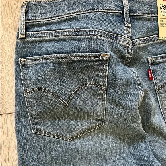 ✨NWT✨ Levi's Women's 724 High Rise Straight Crop Jeans - Picture 6 of 13